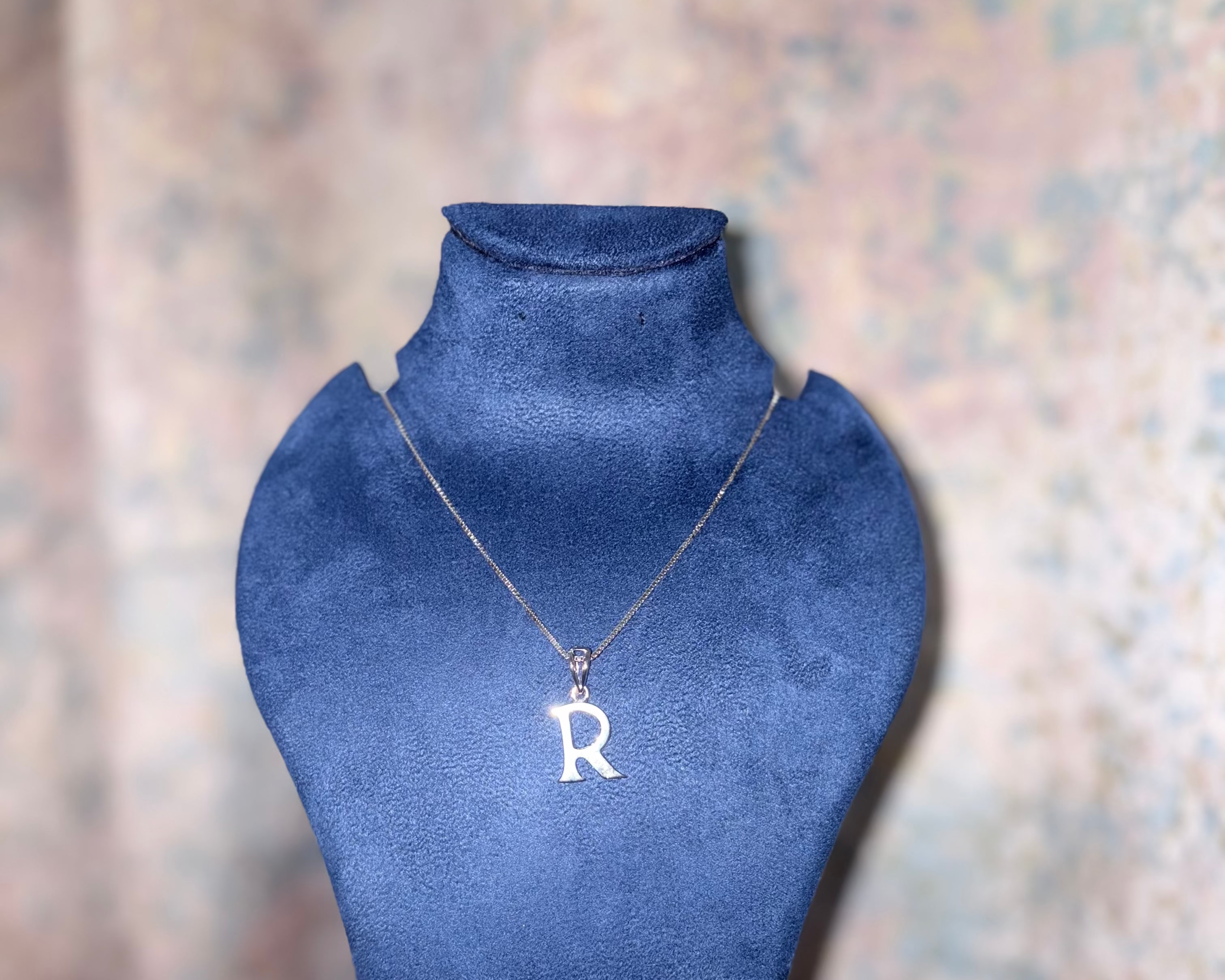 R initial pendant