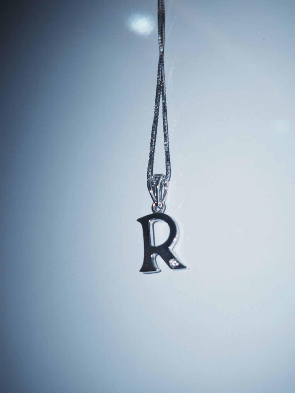 R initial pendant