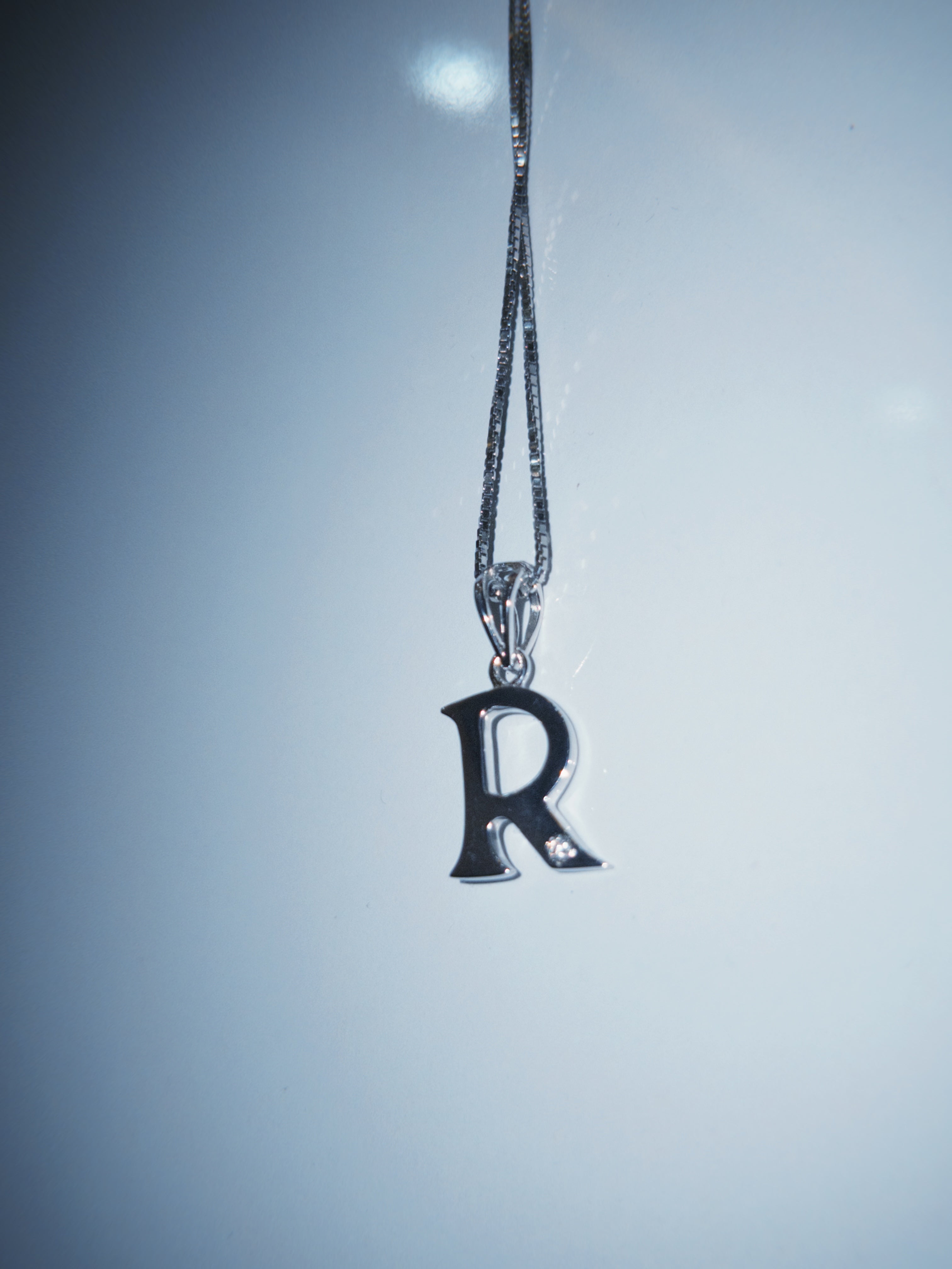R initial pendant