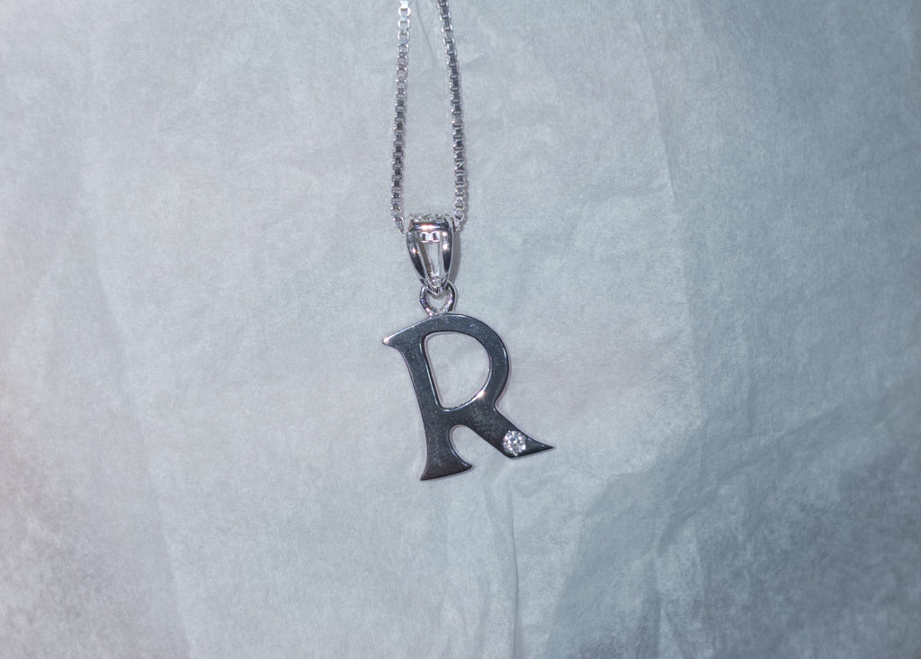 R initial pendant