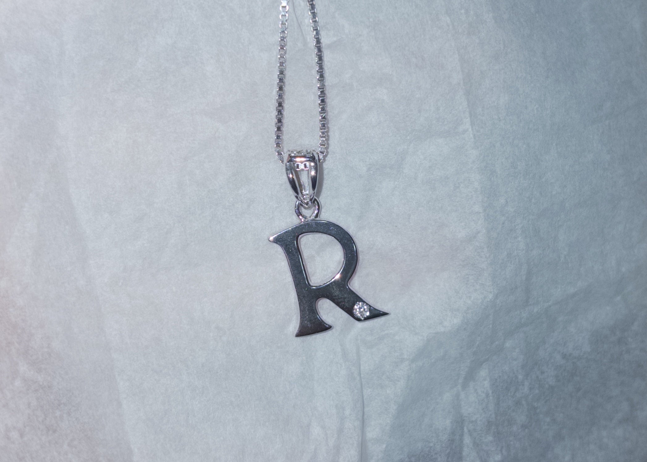 R initial pendant
